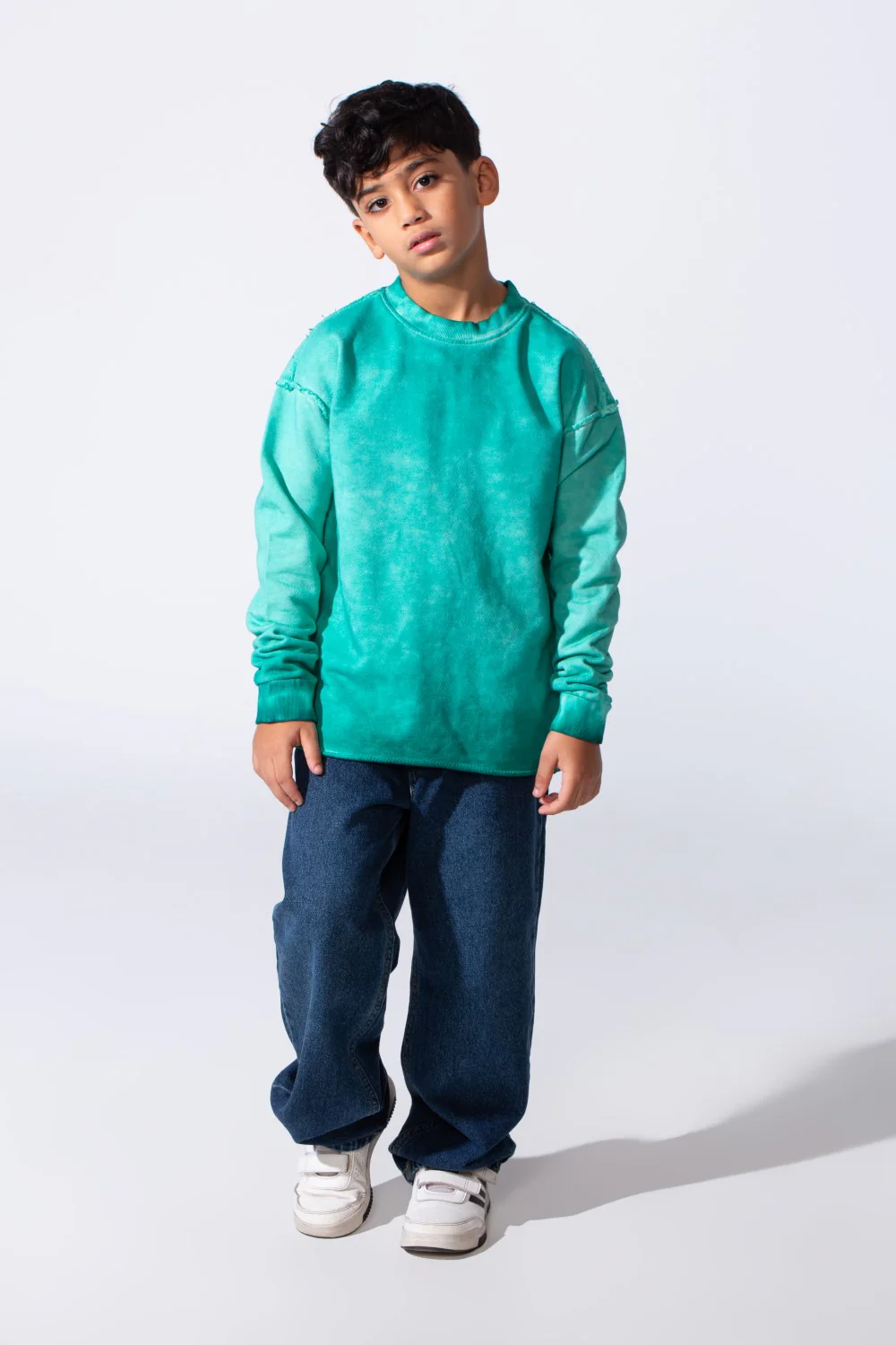 Boy's Oversized Washed Sweatshirt With A Round Neck And Long Sleeves - Image 8