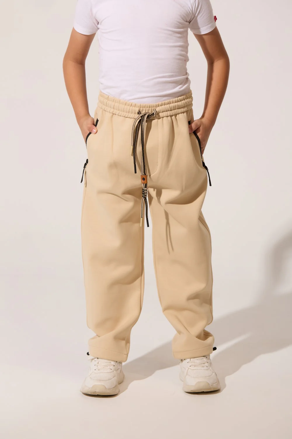 Boy's Wide Leg Tomato Sweatpants With A Modern Cut And Side Zip Pockets