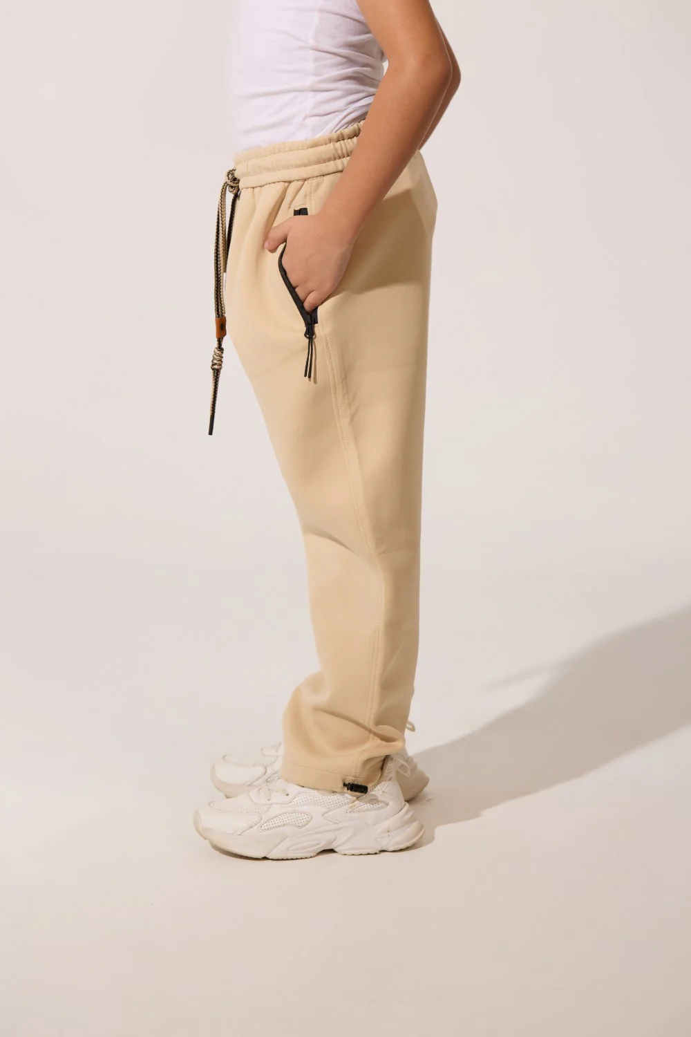 Boy's Wide Leg Tomato Sweatpants With A Modern Cut And Side Zip Pockets - Image 4