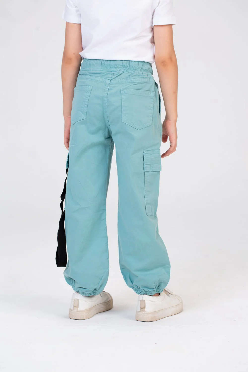 Girls Gabardine Pants With Elastic Waistband In Black And Side Pockets - Image 2