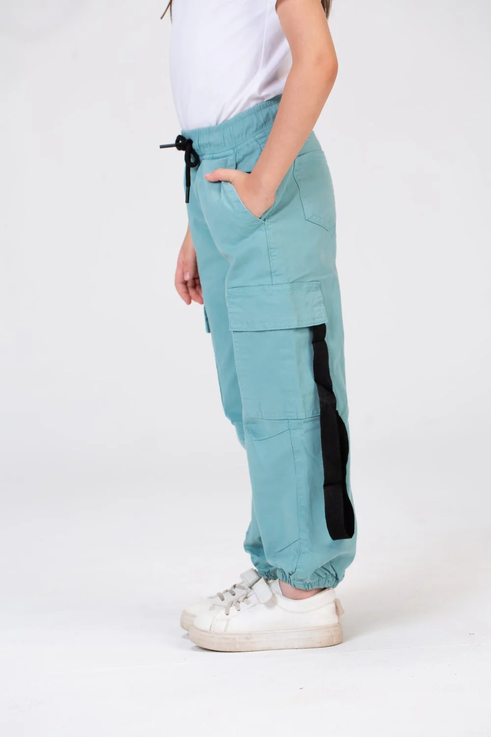 Girls Gabardine Pants With Elastic Waistband In Black And Side Pockets - Image 3