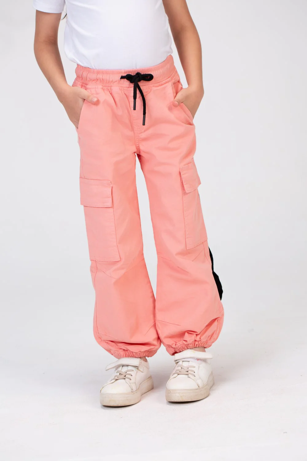 Girls Gabardine Pants With Elastic Waistband In Black And Side Pockets - Image 4