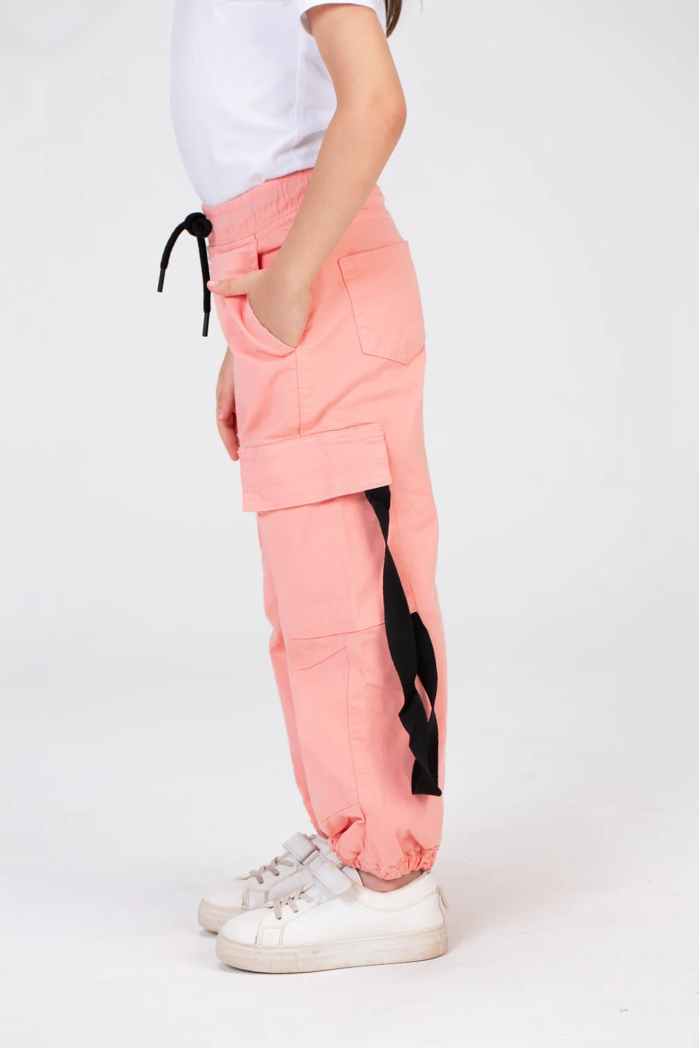 Girls Gabardine Pants With Elastic Waistband In Black And Side Pockets - Image 6