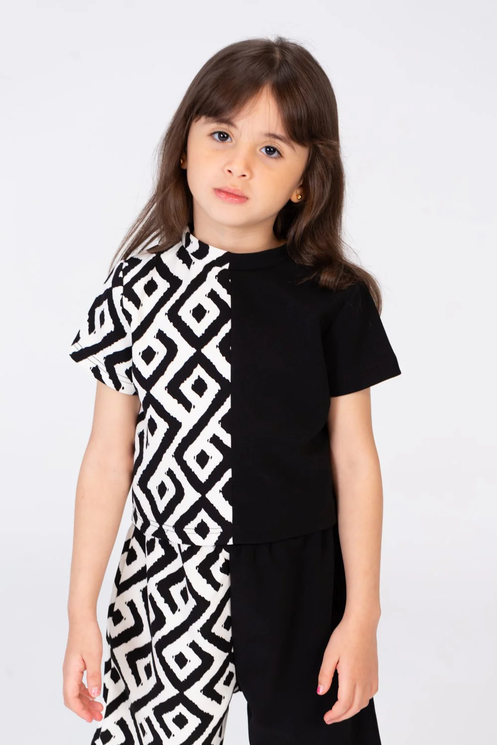 Girls Outfit Chic And Unique - Image 4