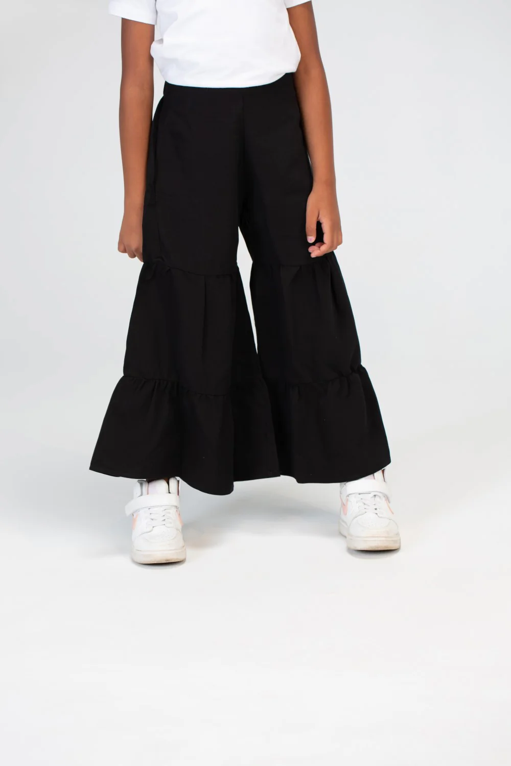 Girls Long And Wide Trousers In Basic Fabric With A Modern Summer Cut - Image 3