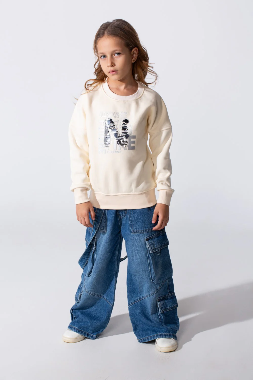 Girl's Slim Fit Sweatshirt With A Front Print And Round Neck - Image 4