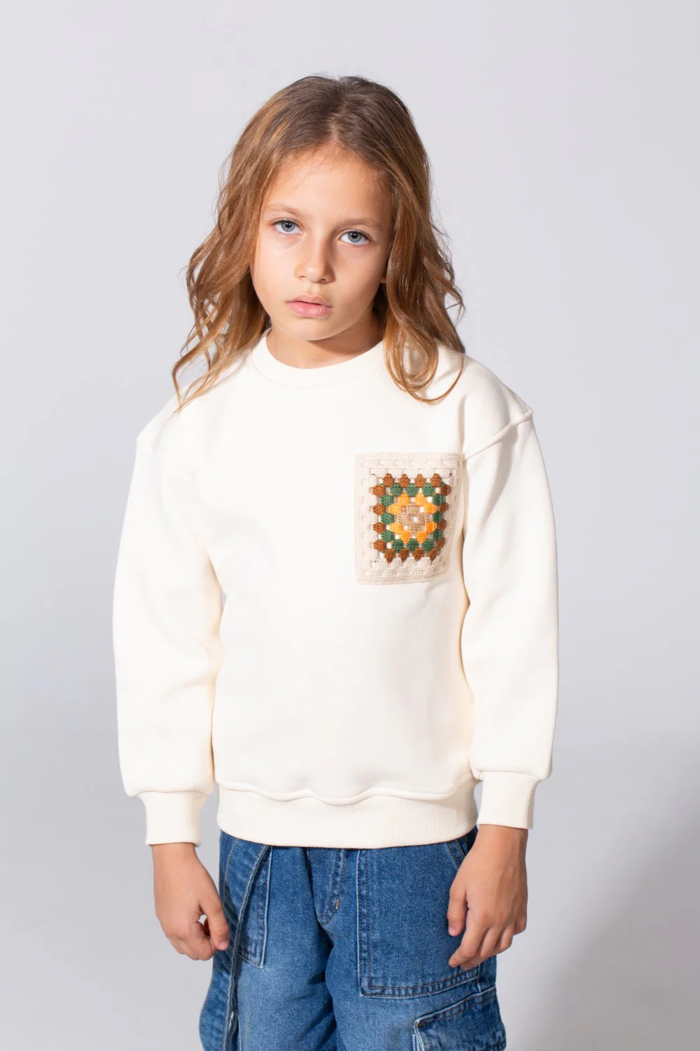 Girl's Slim Fit Sweatshirt With A Round Neck And Front Print