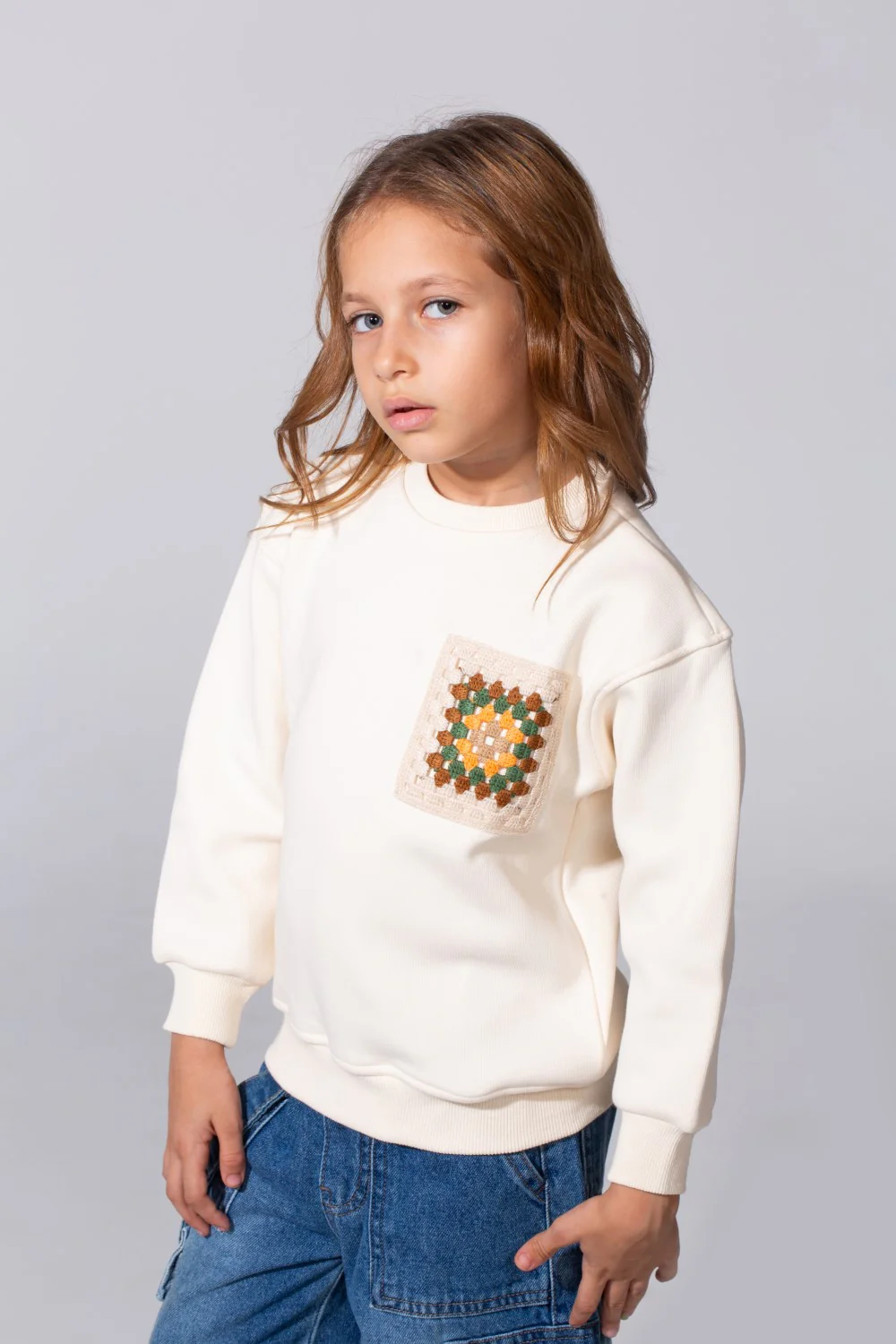 Girl's Slim Fit Sweatshirt With A Round Neck And Front Print - Image 3