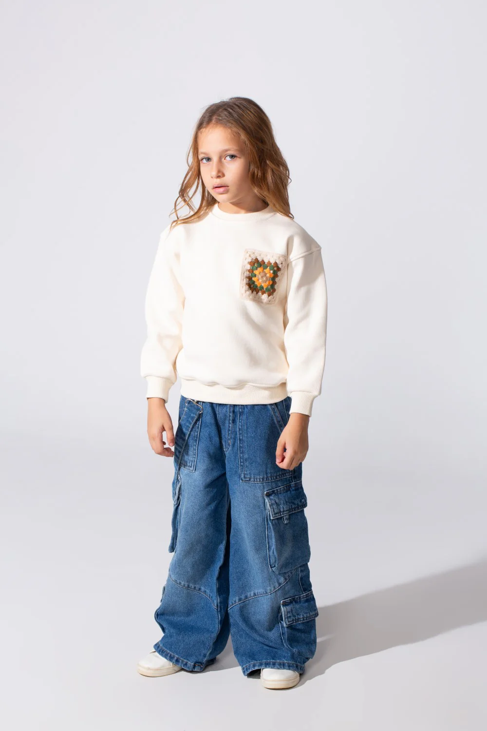 Girl's Slim Fit Sweatshirt With A Round Neck And Front Print - Image 4
