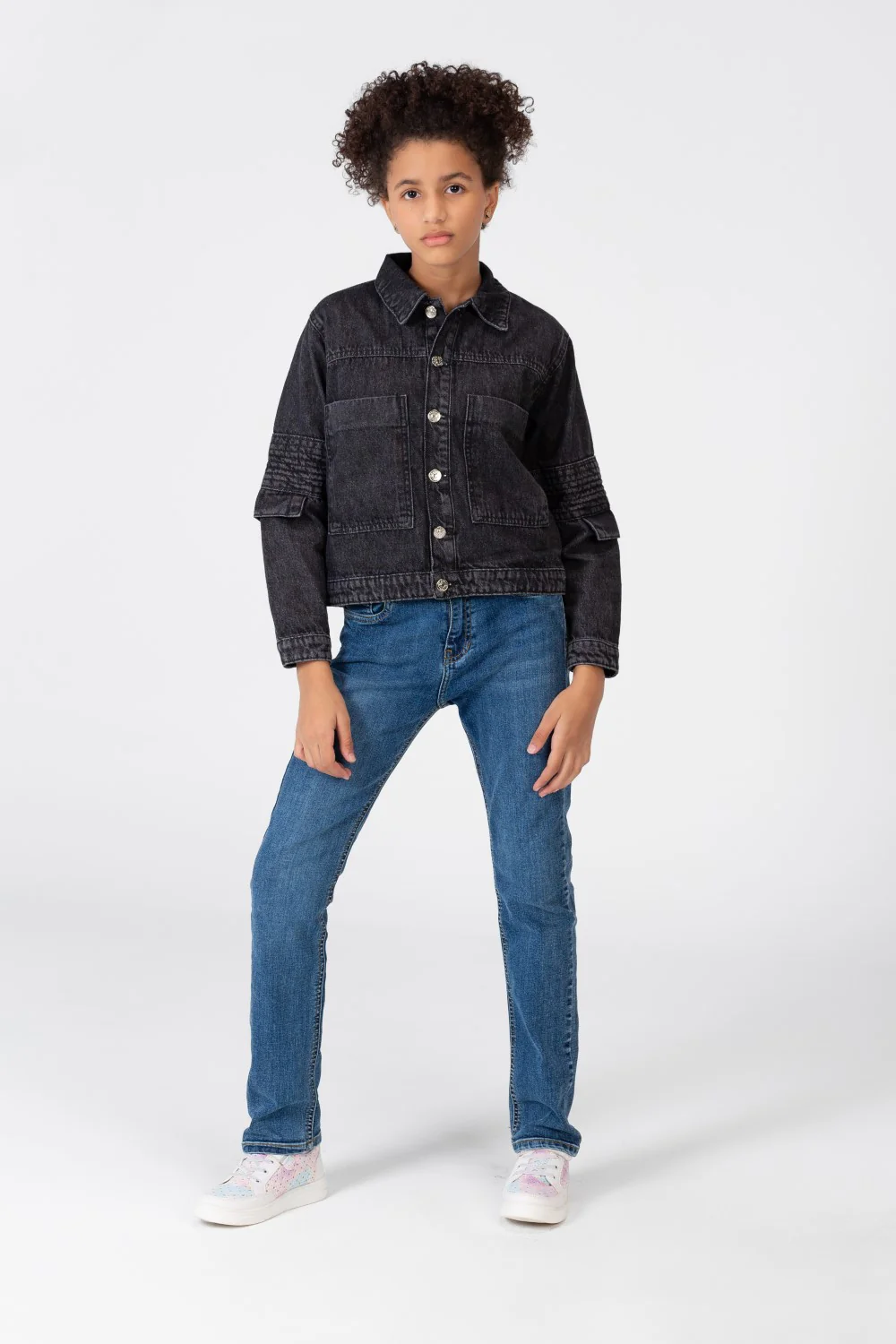 Girl's Slouchy Denim Jacket With A Modern Cut And Front Pockets - Image 4