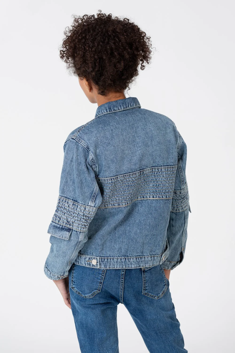 Girl's Slouchy Denim Jacket With A Modern Cut And Front Pockets - Image 6