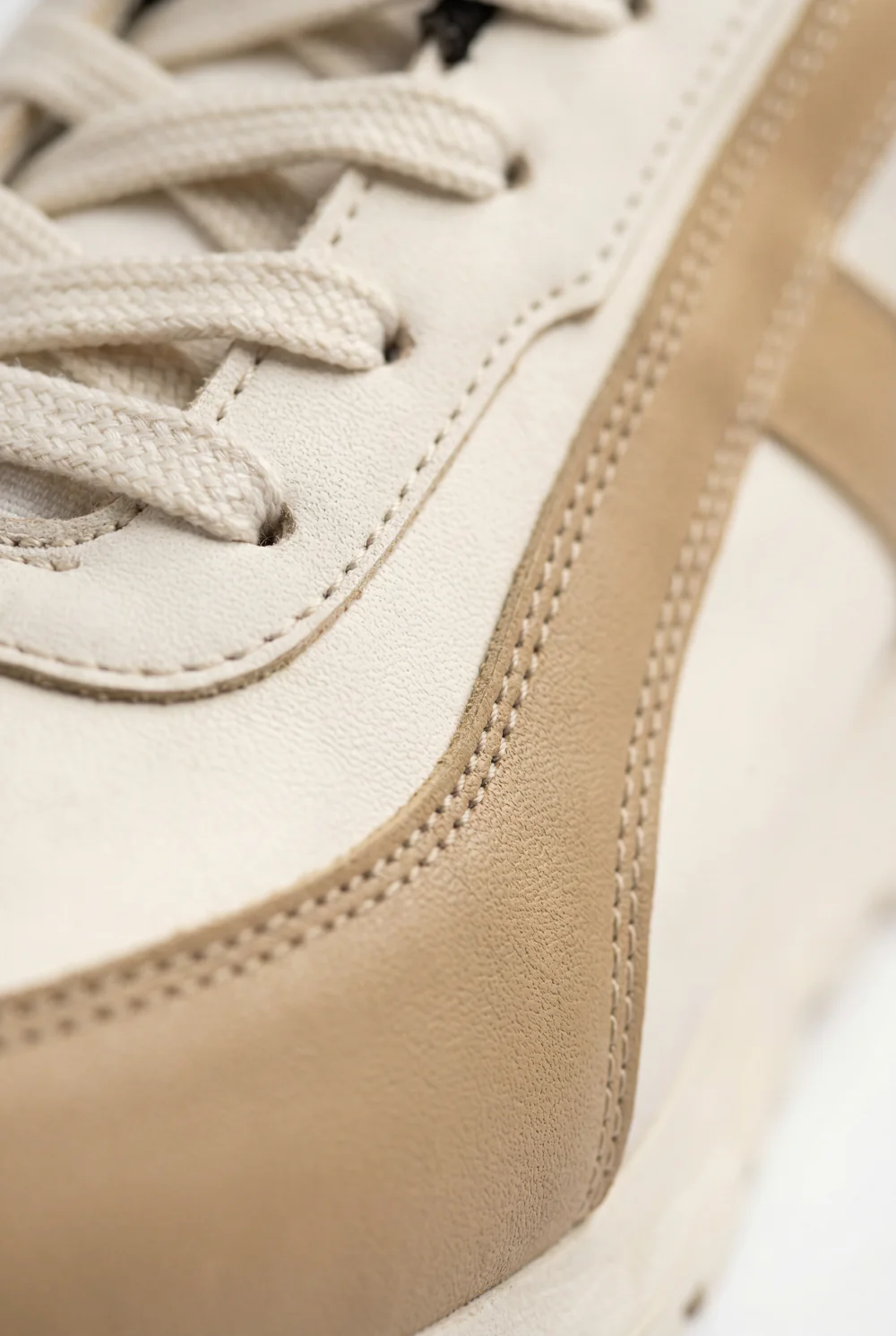 Men’s Retro Modern Sneaker Low-Top Trainers White Midsole Vintage Inspired Tread Classic Aesthetic Shoes - Image 3