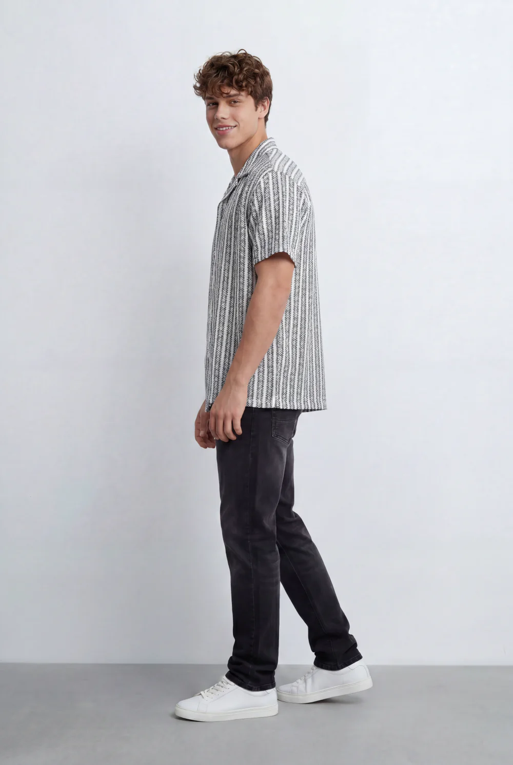 Men’s Tomato Store Resort Shirt With Textured Vertical Stripes Short Sleves Regular Fit - Image 4