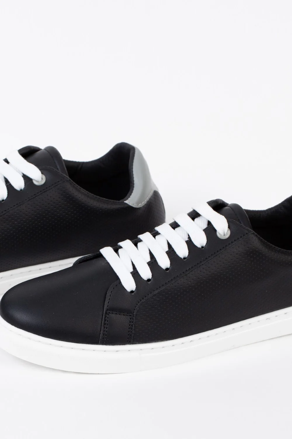 Mens Basic Sneakers Shoes With A Simple Design For Daily Use - Image 4