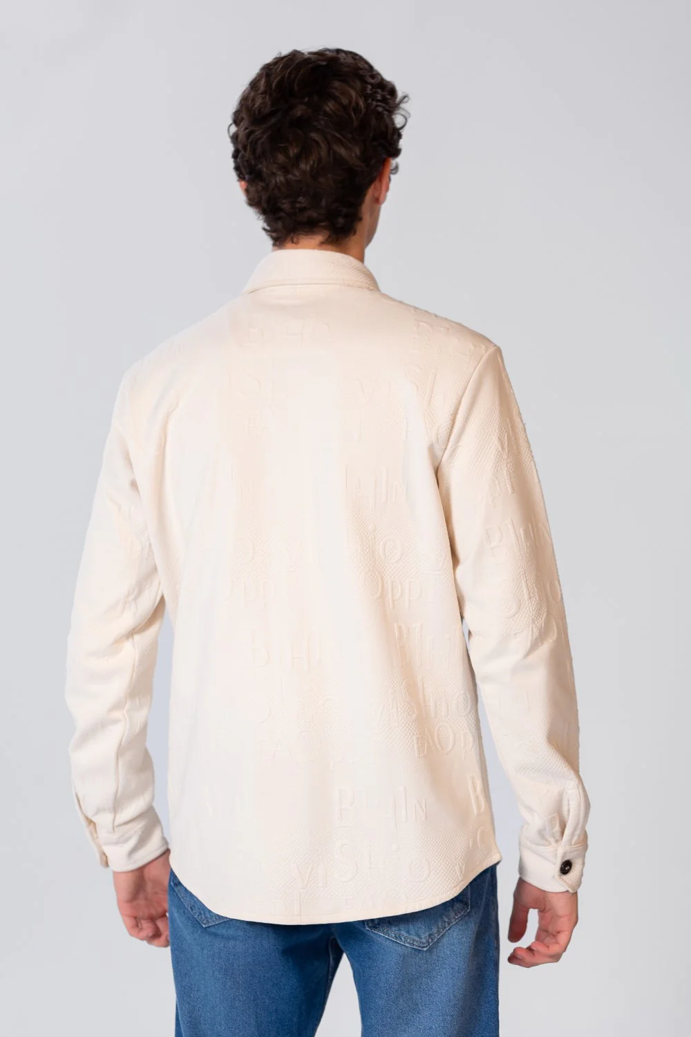 Men's Button Front Shirt With A Prominent Print And Pockets - Image 6