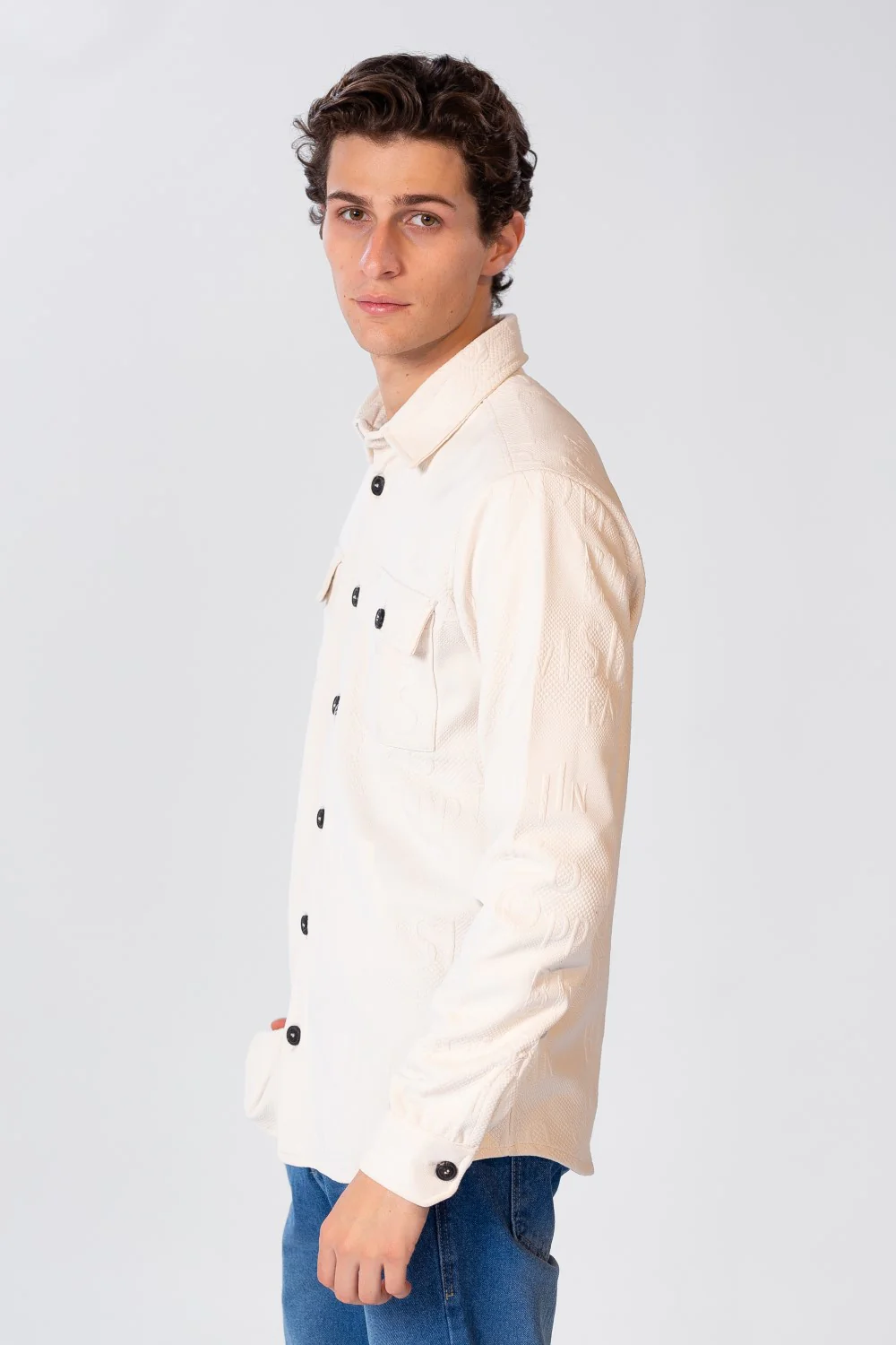 Men's Button Front Shirt With A Prominent Print And Pockets - Image 7