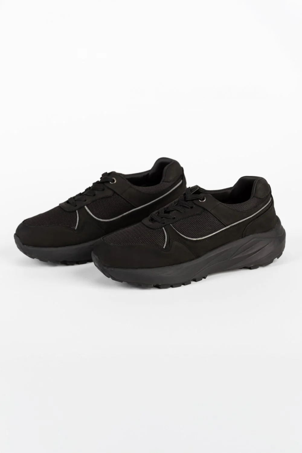 Men's Casual Shoes In Distinctive Design