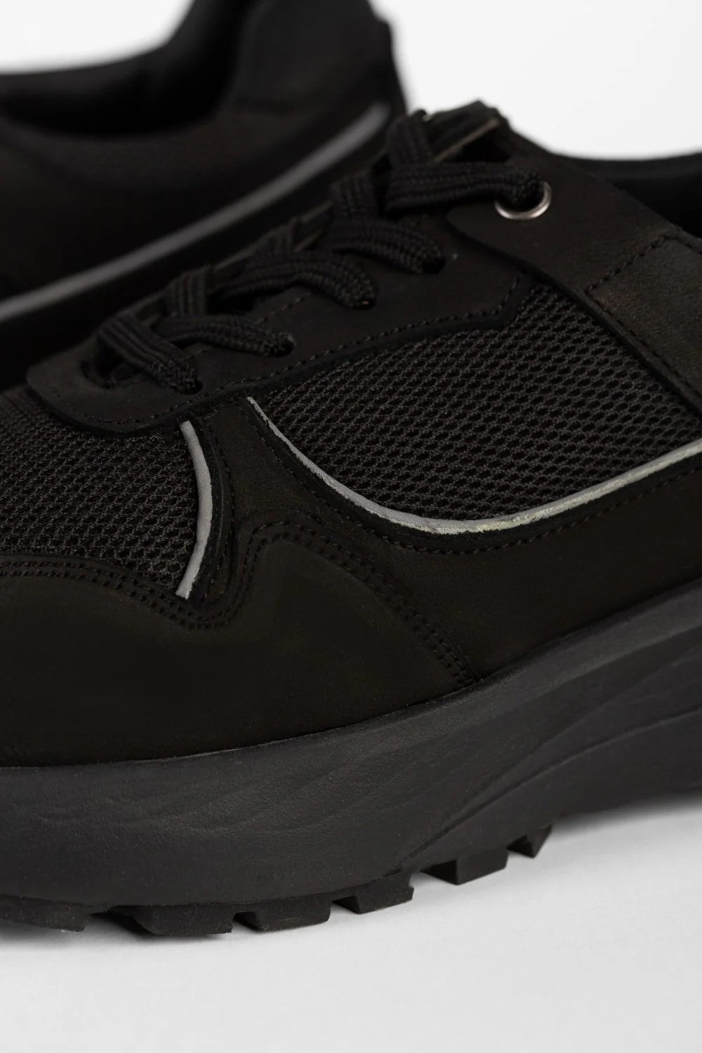 Men's Casual Shoes In Distinctive Design - Image 4