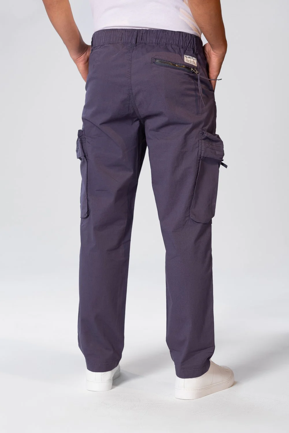 Men's Gabardine Cargo Pants With A Relaxed Fit And Pockets - Image 8
