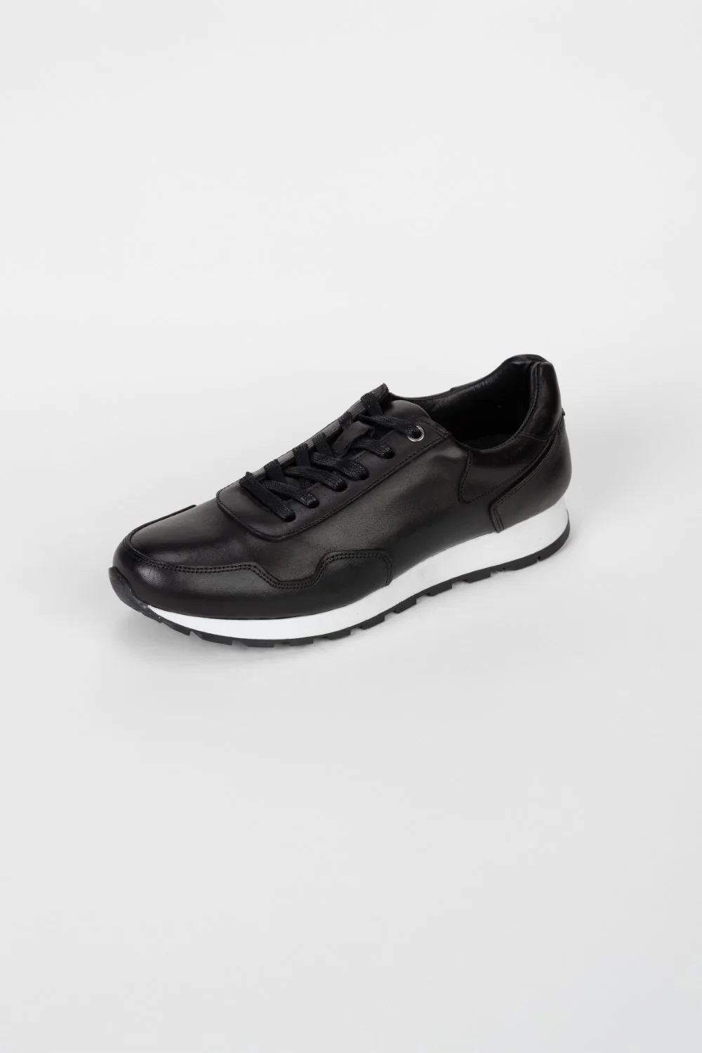 Men's Leather Shoes With An Elegant And Modern Design - Image 4