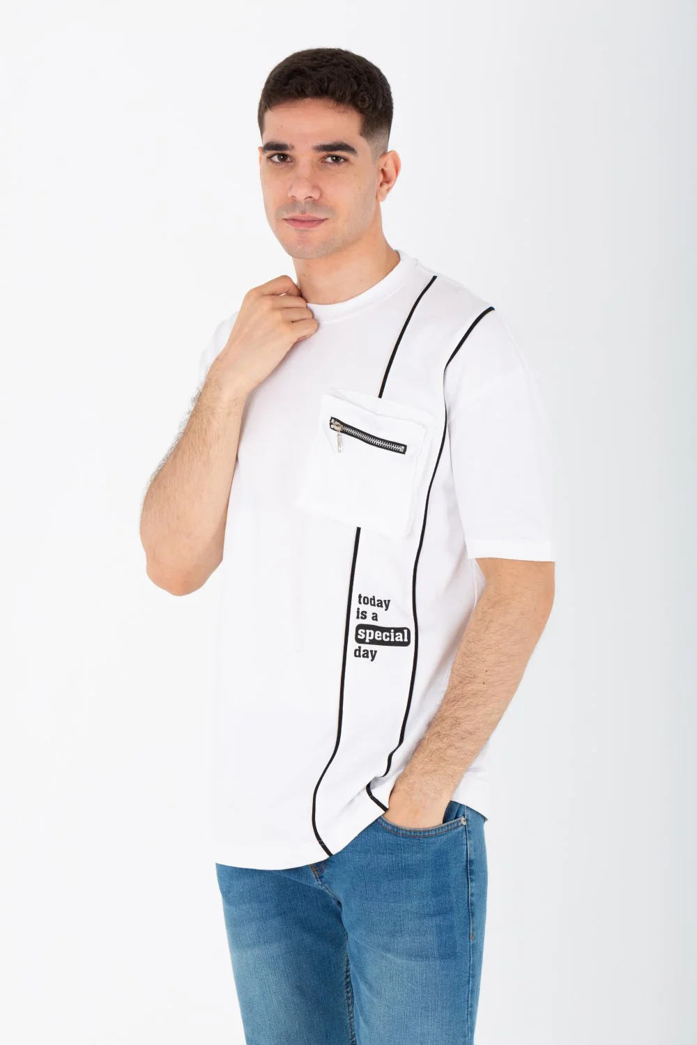 Men's Oversize Round Neck T-shirt With Front Print And Modern Fit - Image 4