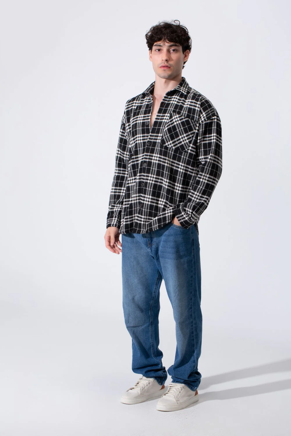 Men's Oversized Checked Shirt With Front Pocket And Long Sleeves - Image 4