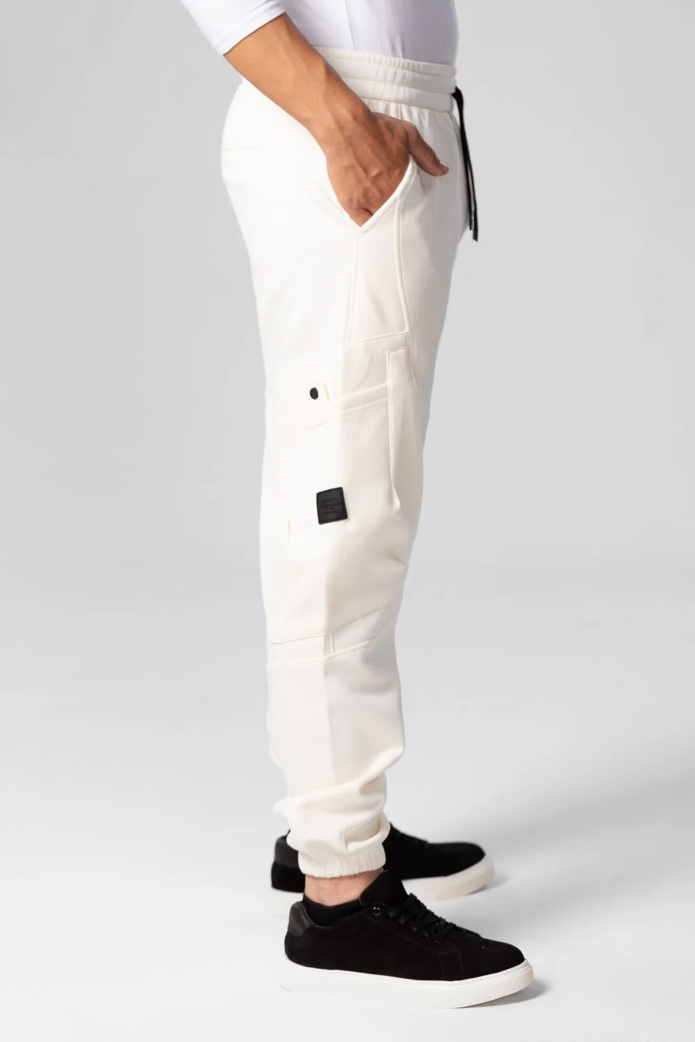 Men's Oversized Sweatpants With Drawstring In The Middle And Side Pockets - Image 10