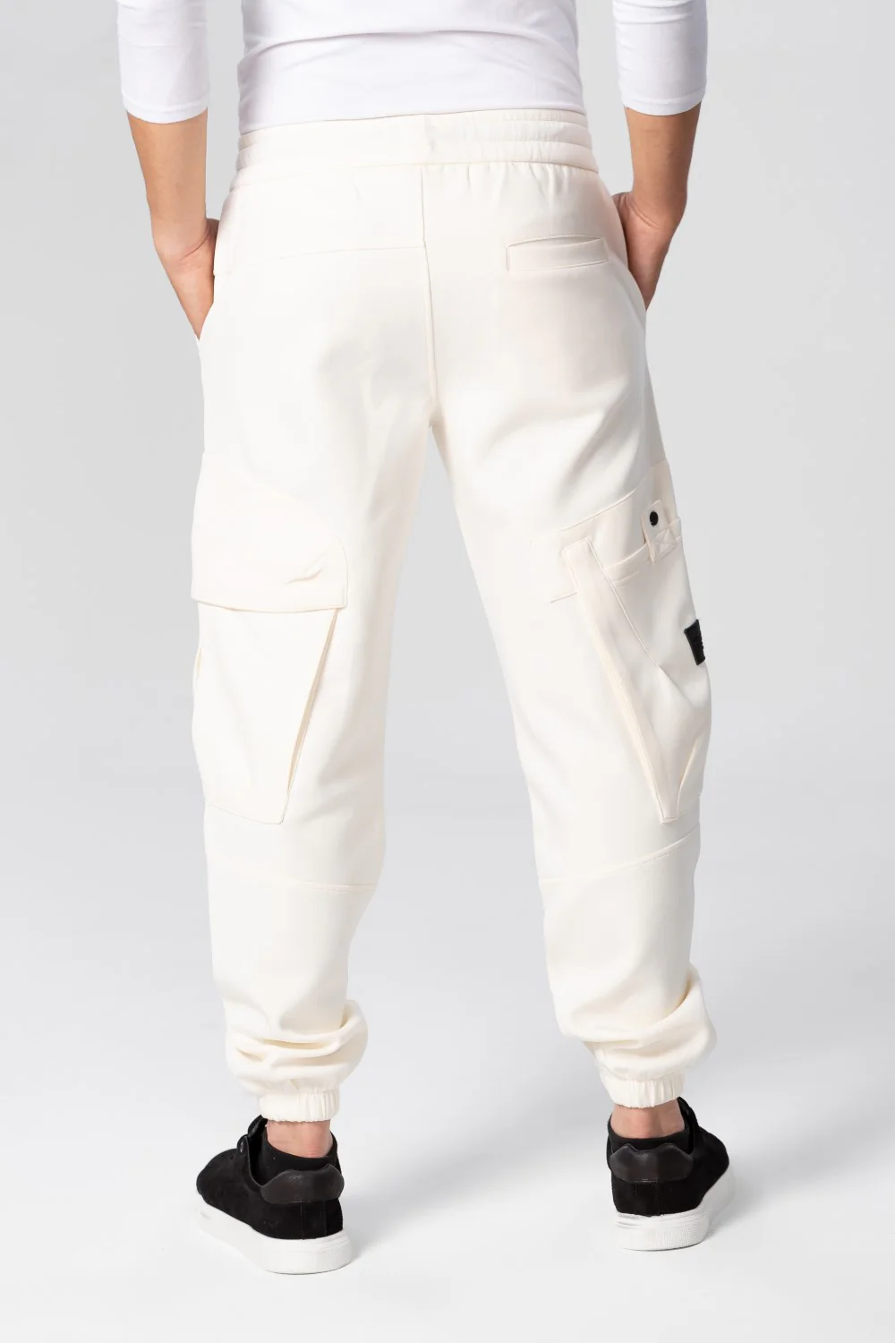 Men's Oversized Sweatpants With Drawstring In The Middle And Side Pockets - Image 9