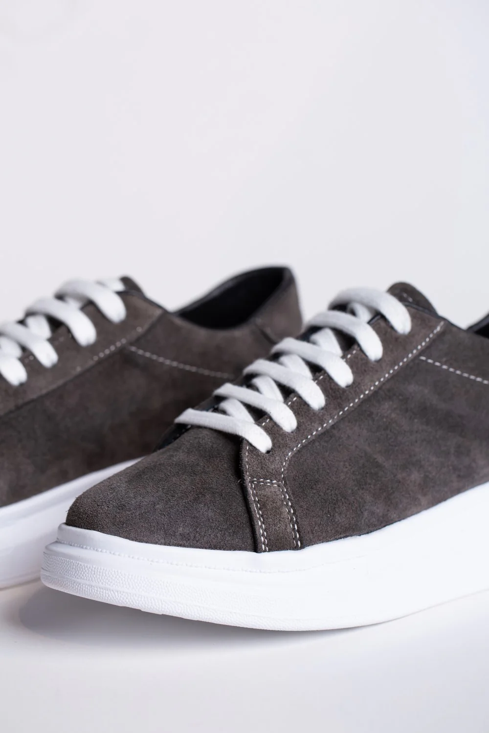 Men's Suede Sneakers With A Simple Design And Laces - Image 4