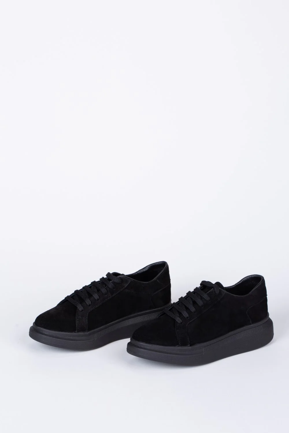 Men's Suede Sneakers With A Simple Design And Laces - Image 9