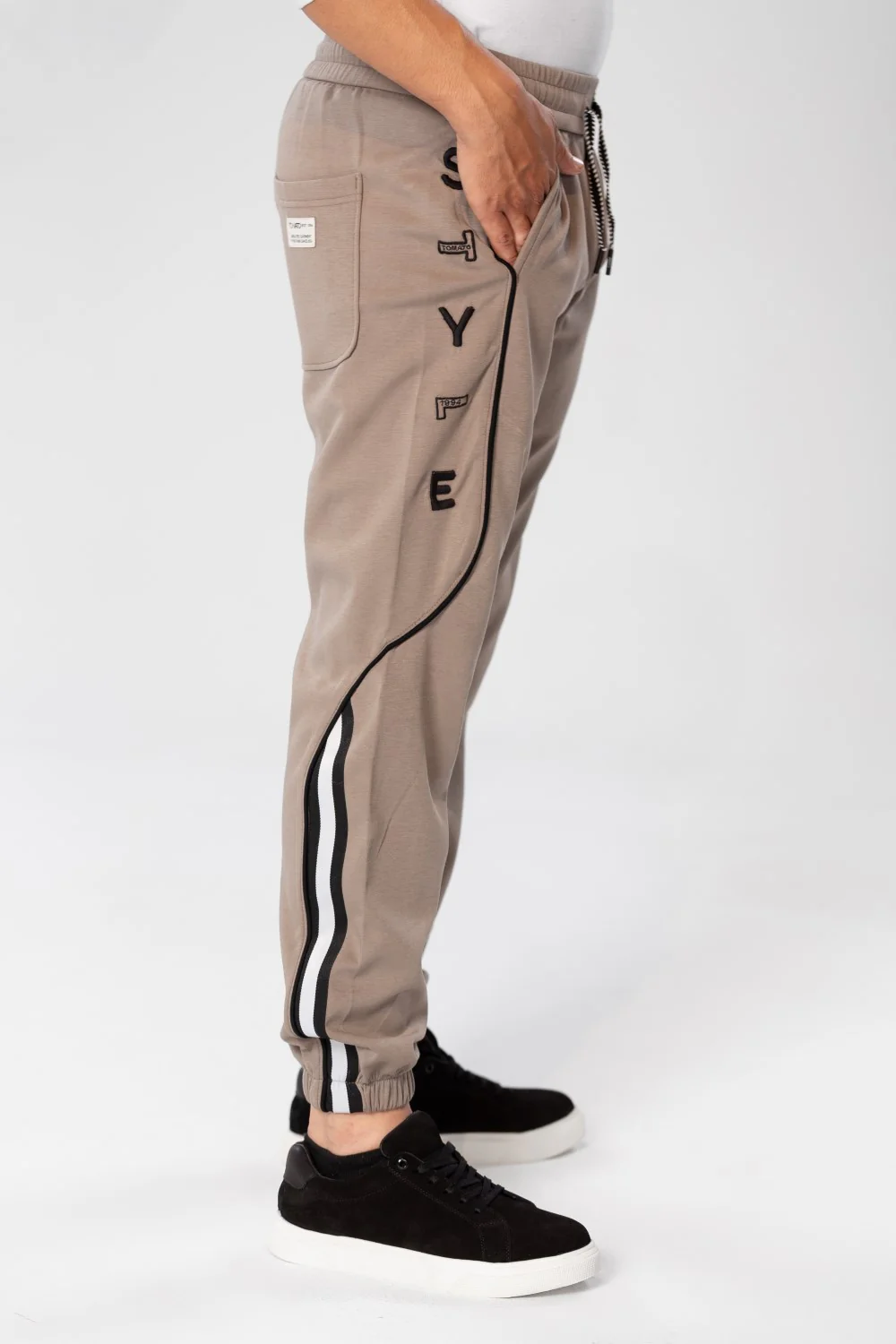 Men's Sweatpants With A Modern Fit And A Text Print On The Side - Image 11
