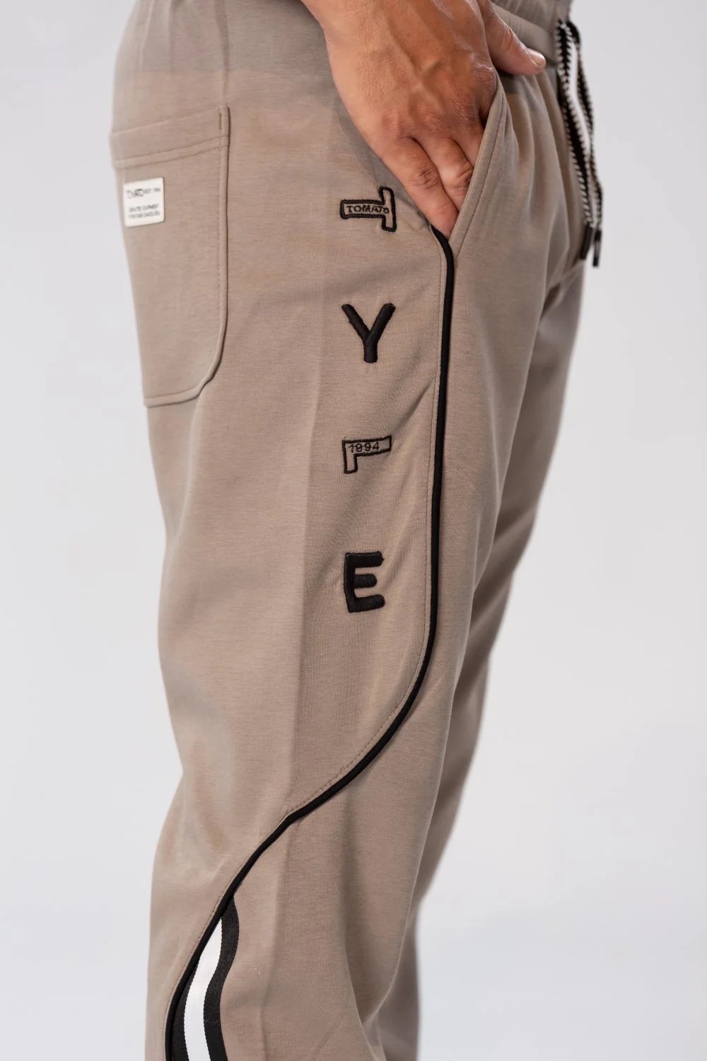 Men's Sweatpants With A Modern Fit And A Text Print On The Side - Image 12