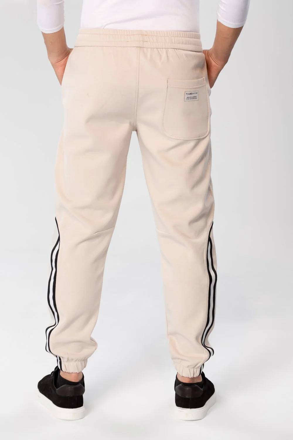 Men's Sweatpants With A Modern Fit And A Text Print On The Side - Image 6