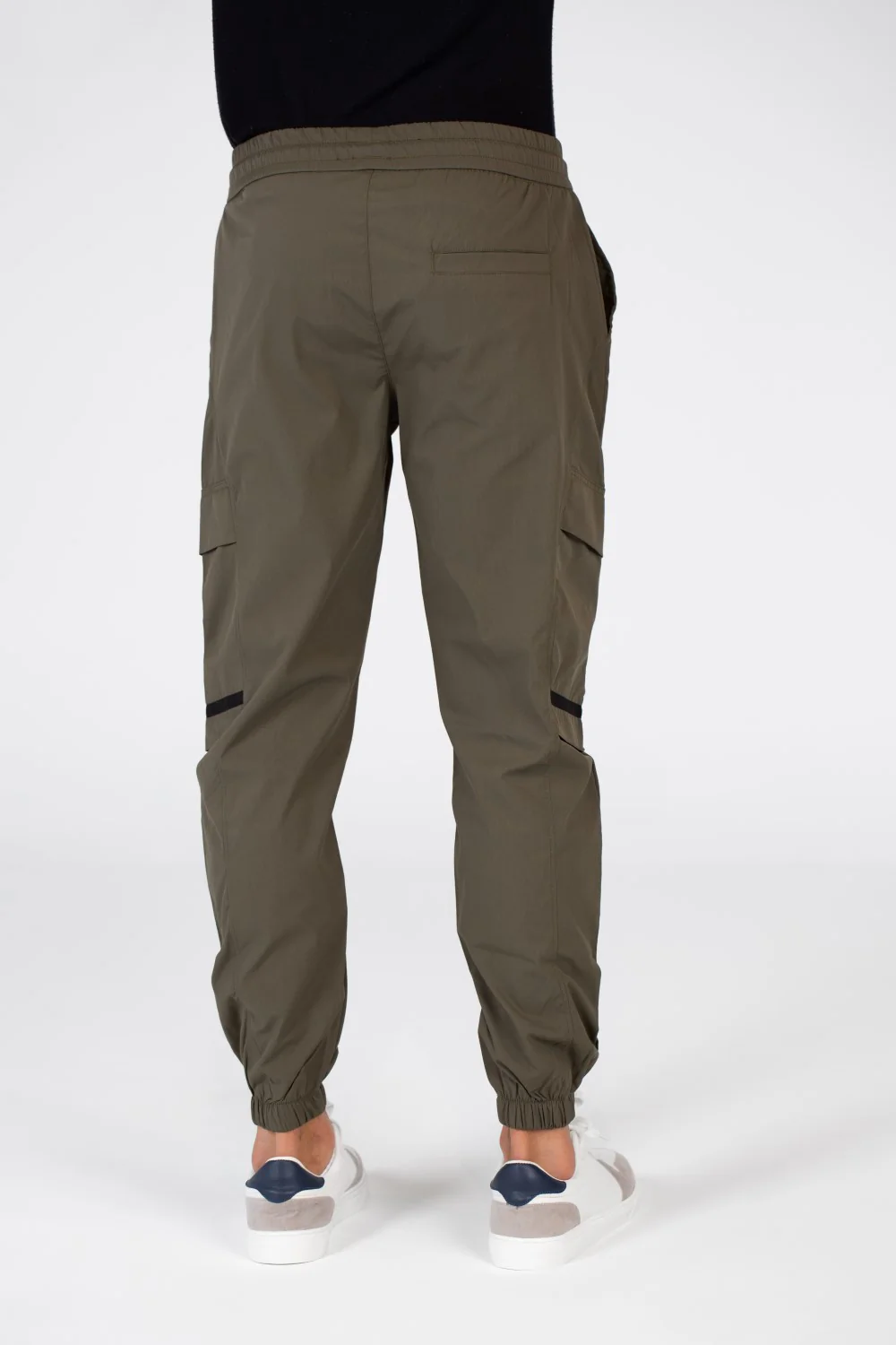 Men's Sweatpants With Basic Details And A Modern Cut - Image 10
