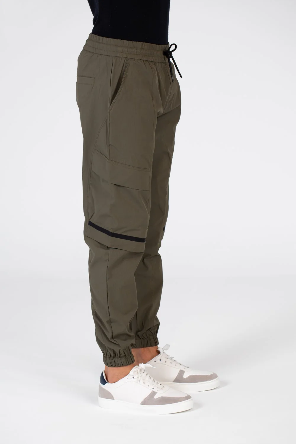 Men's Sweatpants With Basic Details And A Modern Cut - Image 11