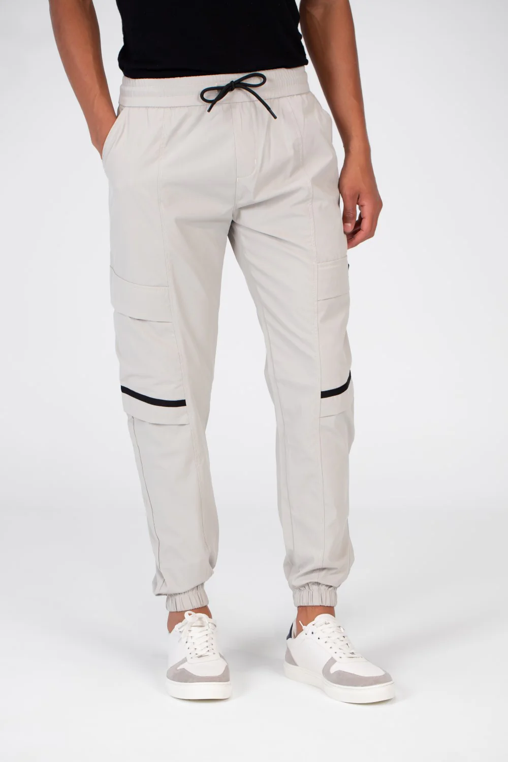 Men's Sweatpants With Basic Details And A Modern Cut - Image 13