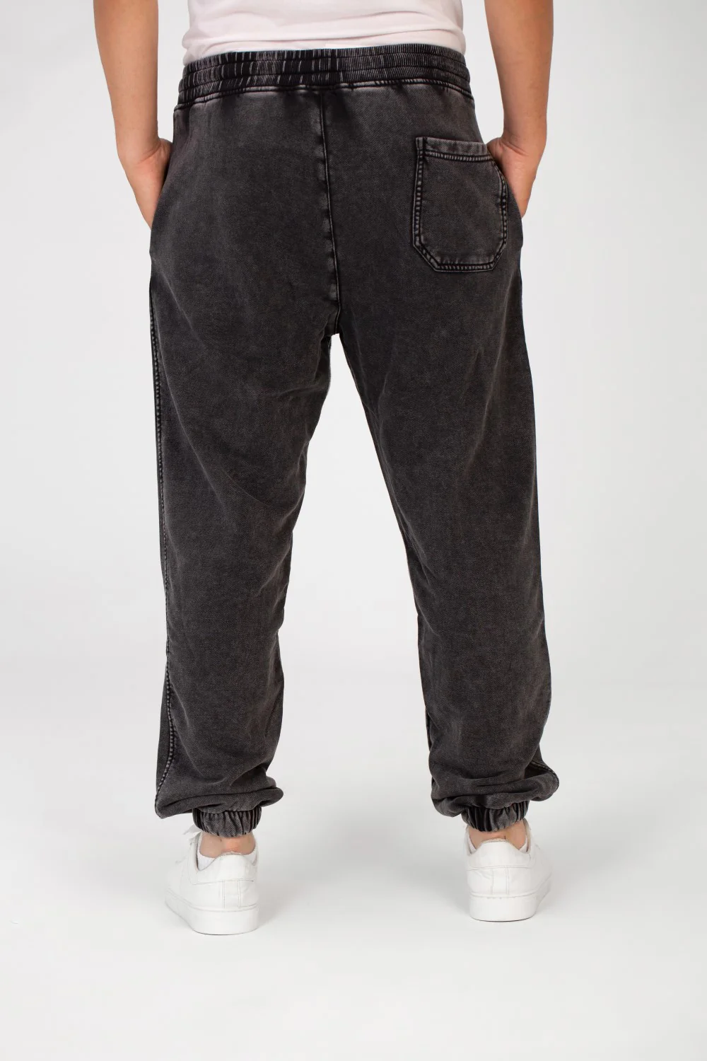 Men's Tomato Oversized Sweatpants With Modern Cut And Pockets - Image 2