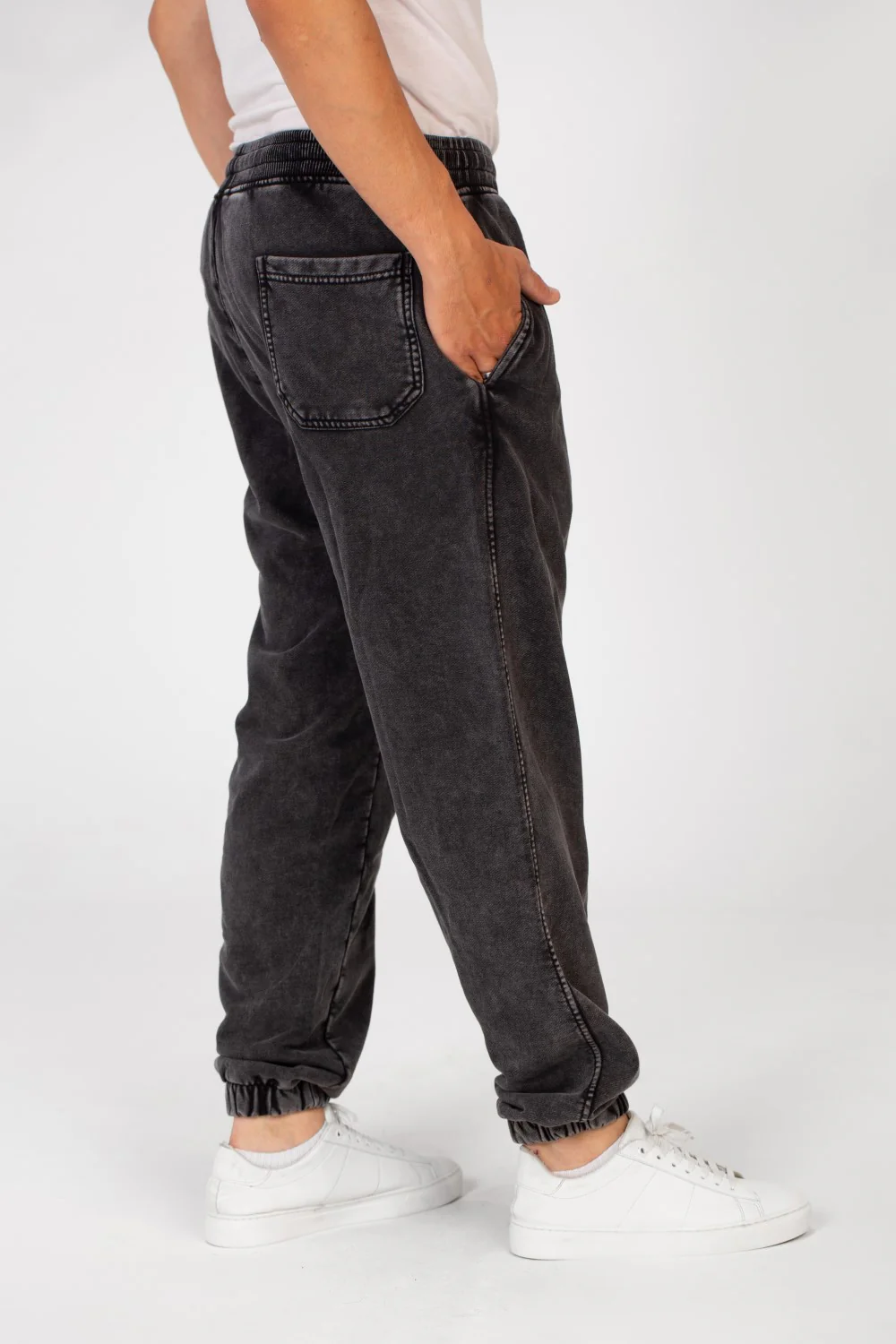 Men's Tomato Oversized Sweatpants With Modern Cut And Pockets - Image 3
