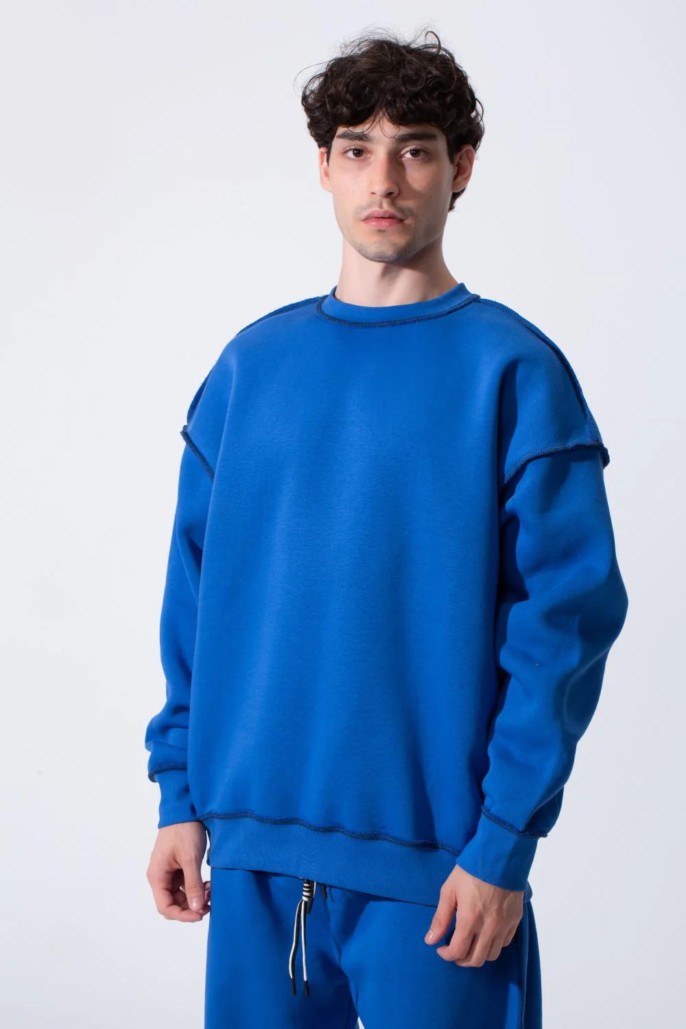 Men's Tomato Store Oversized Classic Crew Neckline Exposed Contrast Stitching Details Outfit - Image 3