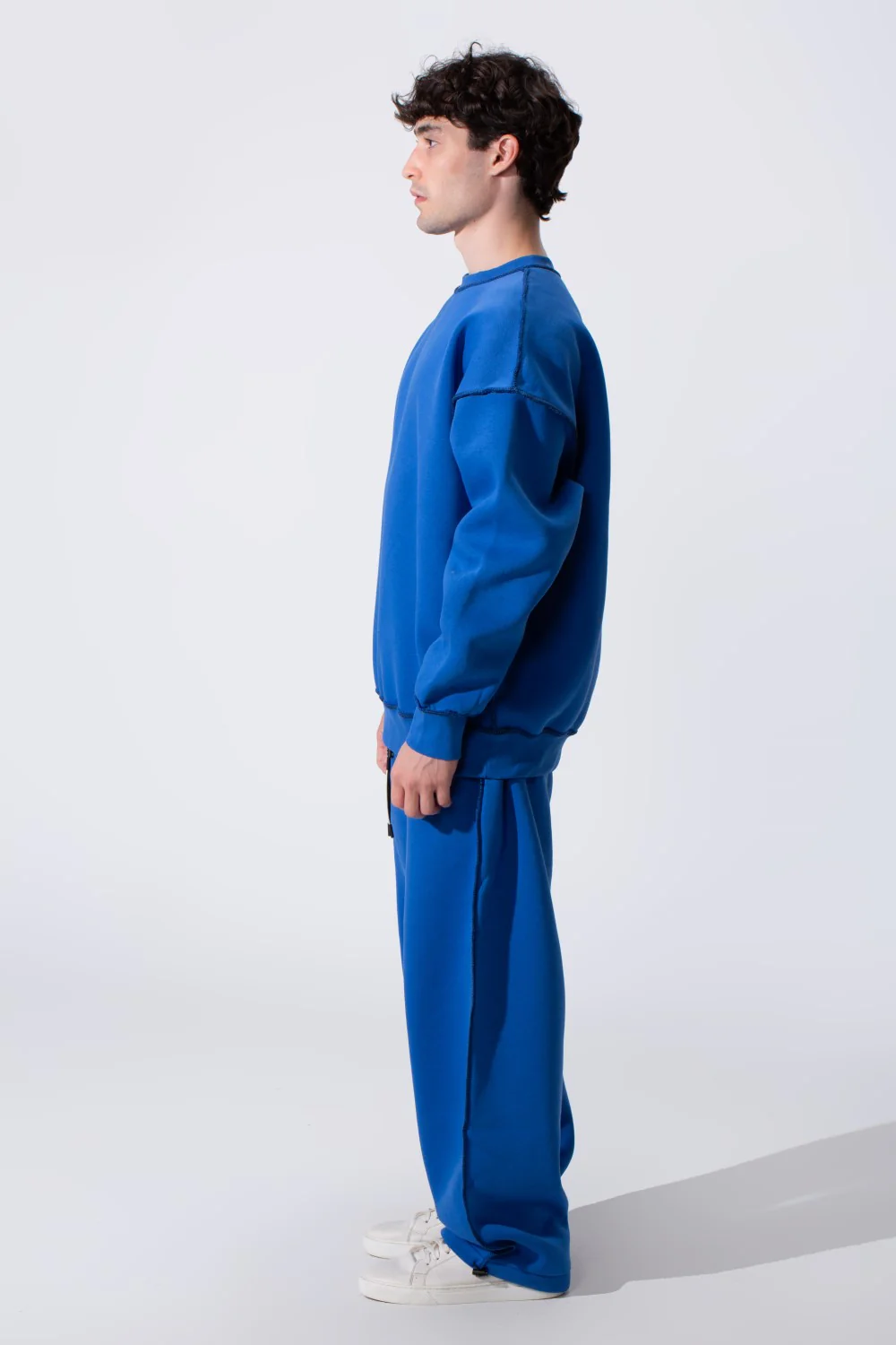 Men's Tomato Store Oversized Classic Crew Neckline Exposed Contrast Stitching Details Outfit - Image 4