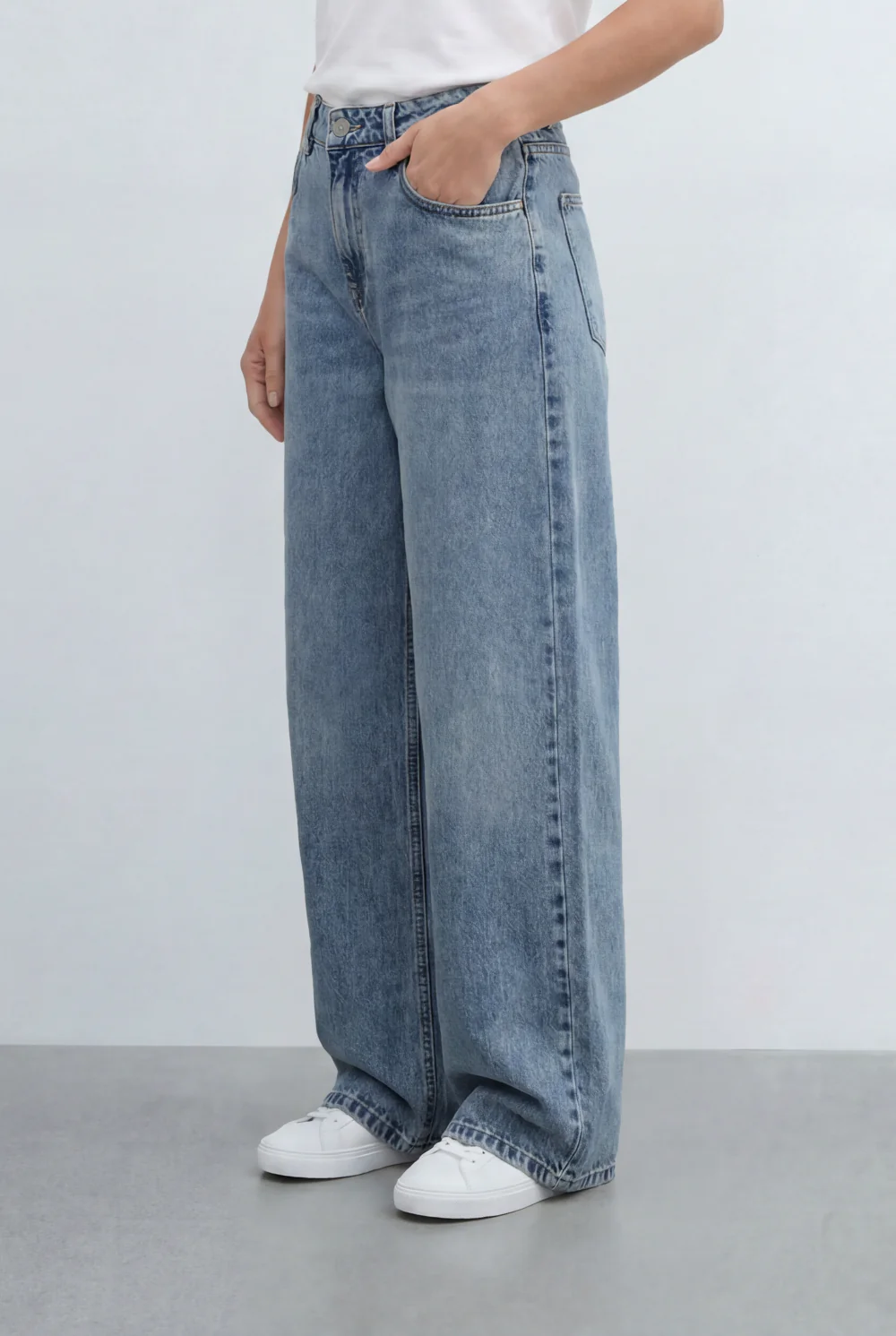 Women’s Tomato Store Wide Leg Denim Jeans Pants High Rise Waist Relaxed Light Wash Finish - Image 4